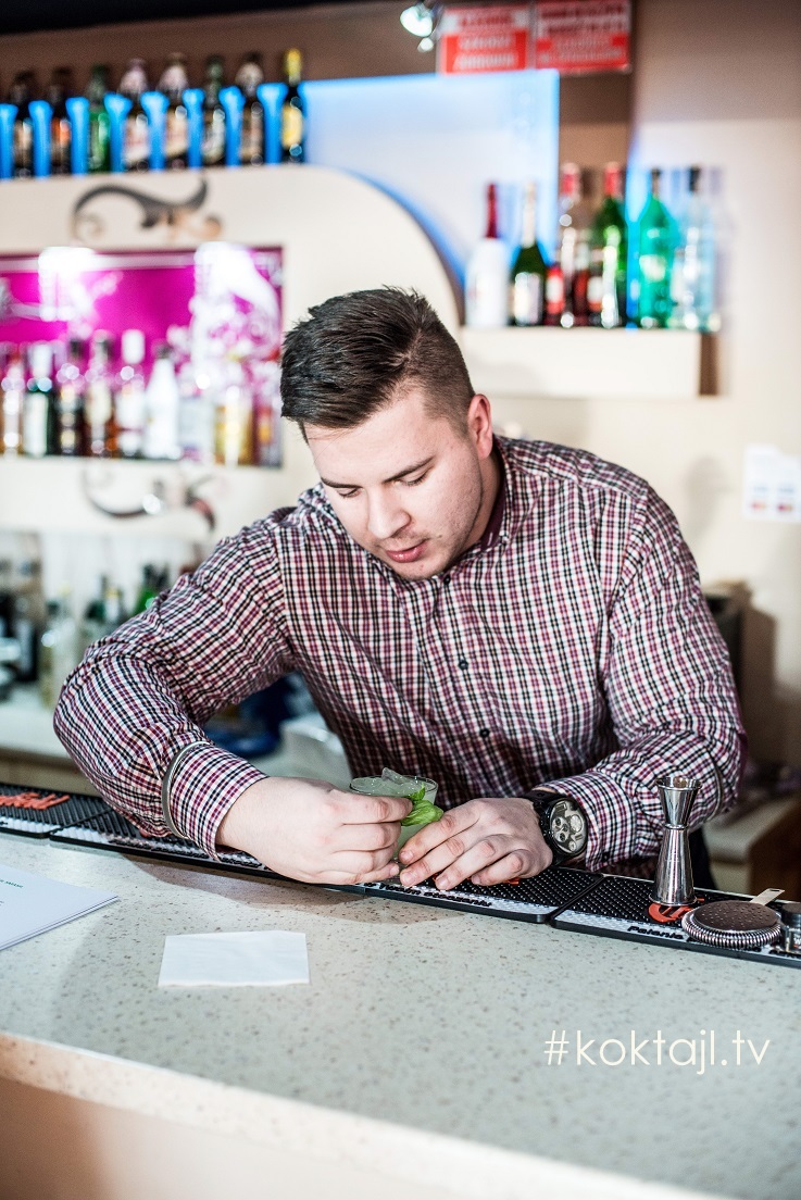 aromatyzowanie-drinkow-barman